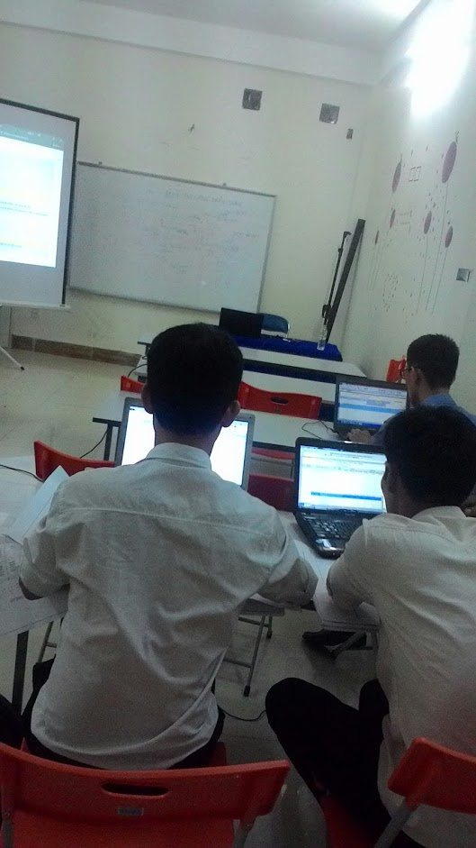 Lớp học thực hành nghiệp vụ xây dựng với học viên làm việc trên máy tính – Đà Nẵng, 2017