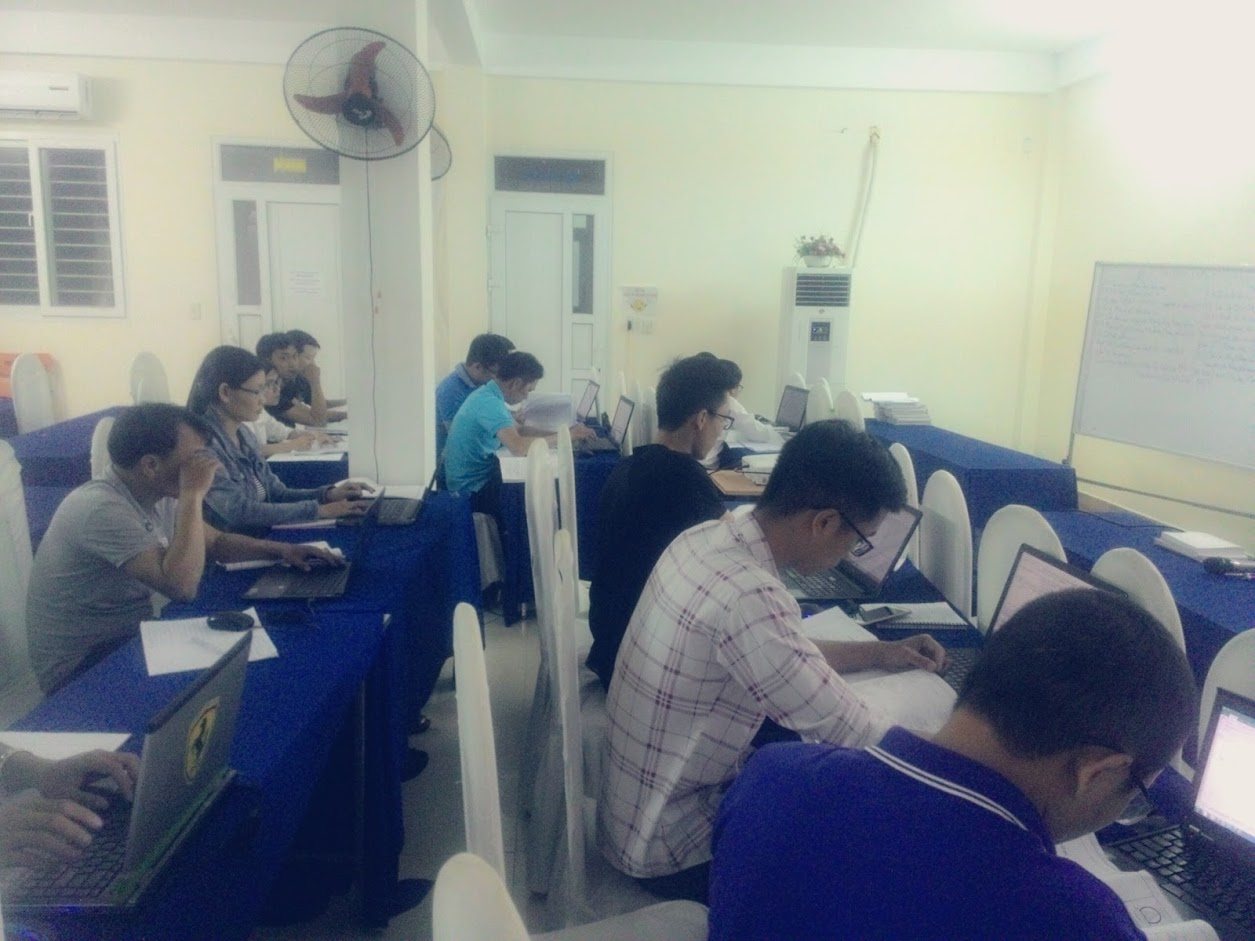 Lớp học thực hành nghiệp vụ xây dựng với học viên làm việc trên máy tính – Đà Nẵng, 2018